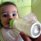 Un bebé tomando el biberón en una imagen de archivo. HDS