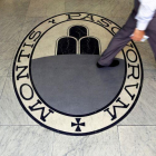 Un hombre camina sobre el logo del banco Monte Dei Paschi Di Siena en Roma.-ARCHIVO / REUTERS / REUTERS