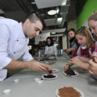 Jóvenes cocinando con trufa