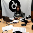 La periodista Jéssica Crespo, en el estudio de la radio pública valenciana À Punt.-JUAN CARLOS CÁRDENAS / EFE