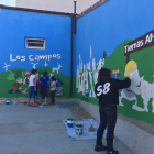 Participantes creando un nuevo mural en Los Campos.-HDS