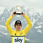 Geraint Thomas, con el trofeo del Dauphiné y los Alpes como escenario.-AFP / PHILIPPE LOPEZ
