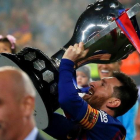 Messi levanta el trofeo de la Liga, este sábado en el Camp Nou.-EFE
