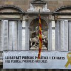 La fachada de la Generalitat, el pasado día 13, con el lazo amarillo en el balcón.-ELISENDA PONS