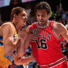 Pau Gasol trata de deshacerse de Timofey Mozgov, en un momento del partido entre los Bulls y los Nuggets.-Foto: AFP / DOUG PENSINGER