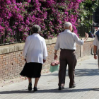 Unos pensionistas caminan por el paseo de Sant Joan de Barcelona.-RICARD CUGAT