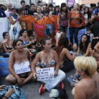 Cientos de manifestantes protestan a pecho descubierto en Buenos Aires por la actuación policial contra tres mujeres que tomaban el sol en 'topless'.-EFE / DAVID FERNÁNDEZ