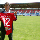 Raúl Ruiz fue el encargado de presentar la campaña de abonados del Numancia y en la imagen posa en Los Pajaritos con el dorsal 12 de la afición.-Álvaro Martínez