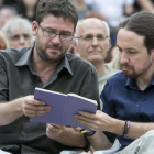 Iglesias consulta sus notas con Fachin durante un mitin en Badalona, en el 2015.-FERRAN NADEU