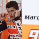 Marc Márquez, de Repsol-Honda, permanece en el garaje de su equipo durante los entrenamientos de pretemporada en el circuito de Sepang, este miércoles.-Foto: AP / JOSHUA PAUL