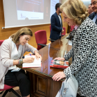 La escritora Carmen Posadas firmó libros a alguno de los asistentes a la clausura de las Jornadas de Novela Histórica de Soria. GONZALO MONTESEGURO