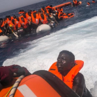Un inmigrante africano trata de subir al barco de Proactiva Open Arms-SANTI PALACIOS