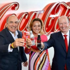De izquierda a derecha, Muhtar Kent, presidente de The Coca-Cola Company, Sol Daurella, de Coca-Cola Iberian Partners y John Brock, Coca-Cola Enterprises, ayer.-