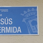 Rótulo de la calle que el Ayuntamiento de Huelva dedica al periodista onubense Jesús Hermida-EL PERIÓDICO