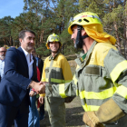 Suárez-Quiñones saluda a un bombero forestal en la inauguración de Cabforest. RAQUEL FERNANDEZ