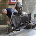 Estatua de Gerardo Diego a las puertas del Casino. / VALENTÍN GUISANDE-