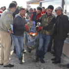 Traslado de uno de los cadáveres de los refugiados ahogados en los naufragios ante la costa turca.-
