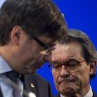 Artur Mas, junto a Carles Puigdemont, este lunes en la sede del PDECat.-QUIQUE GARCIA