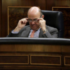 Luis de Guindos, durante la sesión de control, este miércoles en el Congreso.-Foto: JOSÉ LUIS ROCA