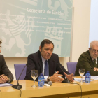 El consejero de Sanidad, Antonio María Sáez (C), presenta la campaña de vacunación frente a la gripe y el neumococo. Le acompaña en la imagen, Agustín Álvarez Nogal (D), director general de salud pública y Rafael López Iglesias (I), director gerente de la-Ical
