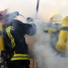 Un momento del simulacro realizado por los bomberos, ayer en la torre del parque en la capital. / ÁLVARO MARTÍNEZ-