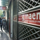 Cola de parados a las puertas de la oficina del INAEM de la Calle Santander de Zaragoza.-JAVIER ZABALZA