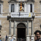 La pancarta a favor de los independentistas presos que cuelga del Palau de la Generalitat.-ALBERT BERTRAN