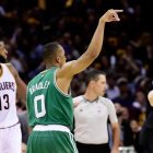 Avery Bradley anota el triple de la victoria para los Celtics ante Cleveland.-GETTY IMAGES