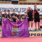 Los benjamines del Sporting Santo Domingo en el podio con la medalla de plata. HDS