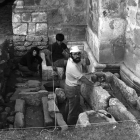 La foto data de 1977 y es una de las más antiguas de la primera etapa de las excavaciones. En primer término, el arqueólogo Víctor Fernández, junto a dos jóvenes, junto a la ermita.-ARCHIVO MUSEO NUMANTINO