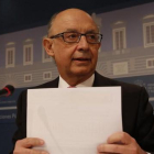 El ministro de Hacienda, Cristóbal Montoro, en rueda de prensa.-AGUSTÍN CATALÁN