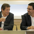 Javier Fernández, presidente de la gestora del PSOE, junto a Mario Jiménez, vocal.-JOSE LUIS ROCA