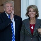 Betsy DeVos (derecha) junto a Trump en Nueva Jersey, el 18 de noviembre.-AFP / DREW ANGERER
