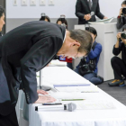 El presidente fabricante automovilístico nipón Subaru, Yasuyuki Yoshinaga, hace una reverencia tras ofrecer una rueda de prensa sobre las conclusiones de su investigación sobre el falseo de inspecciones de seguridad en sus vehículos.-KIMIMASA MAYAMA (EFE)