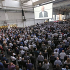 Asamblea de trabajadores en la sede de Volkswagen.-Roland Nipaul / EFE