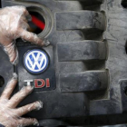 Un operario coloca la tapa de un motor diésel VW .-ARCHIVO / REUTERS