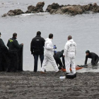 Agentes de la Guardia Civil retiran el cuerpo del subsahariano encontrado hoy en la playa del Tarajal de Ceuta.-Foto:   EFE / REDUAN DRIS REGRAGUI