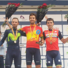 Jesús Herrada, con el 'maillot' rojigualda, flanqueado en el podio de Soria por Alejandro Valverde e Ion Izagirre.-MOVISTAR TEAM
