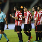 Aduriz, Raúl García, Beñat y Balenziaga protestan a Álvarez Izquierdo en Gran Canaria.-LALIGA