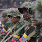 Las autoridades migratorias de Colombia cifran en más de 400 el total de militares venezolanos que han cruzado las fronteras terrestres desde el fin de semana pasado.-EFE