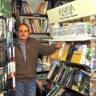Luis González, dueño de la librería La Religiosa-Semuret de Zamora.-- J. L. CABRERO