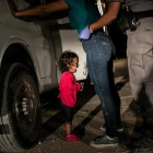 Yana, de Honduras, llora mientras su madre, Sanda Sánchez, es registrada por un agente fronterizo en McAllen, Texas, Estados Unidos.-JOHN MOORE (GETTY IMAGES)
