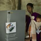 Una mujer india vota en el estado de Majuli Assam (India).-ANUPAM NATH (AP)