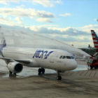 El primer avión de Joon en el aeropuerto de Barcelona-El Prat.-ACN / ÀLEX RECOLONS