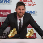Leo Messi posa con sus cuatro Botas de oro.-JORDI COTRINA