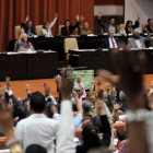 Diputados de la Asamblea Nacional de Cuba ejercen su derecho al voto durante la sesion plenaria celebrada el 22 de diciembre en el Parlamento, en La Habana.-EFE / OMARA GARCÍA