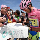Contador firma autógrafos antes de comenzar la decimoctava etapa.-EFE