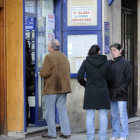 Sorianos ayer en la entrada de una administración de lotería de Soria. / ÚRSULA SIERRA-