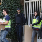 La Policía se lleva el material incautado en las dependencias utilizadas por Jordi Pujol Ferrusola en el domicilio de sus padres en Barcelona.-DANNY CAMINAL