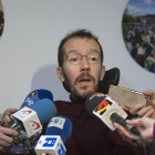 El secretario de Organización de Podemos, Pablo Echenique, durante la rueda de prensa en Zaragoza.-EFE/Toni Galán